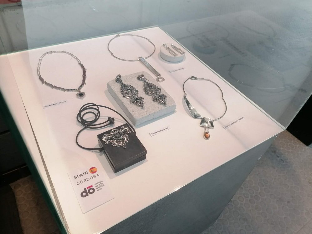 Εγκαίνια της Πανευρωπαϊκής Περιοδεύουσας Έκθεσης Κοσμήματος του Ευρωπαϊκού Κοινοβουλίου Σχολών Αργυροχρυσοχοΐας P.L.E., στην ΙΣΑΕΚ Δήμου Β�
